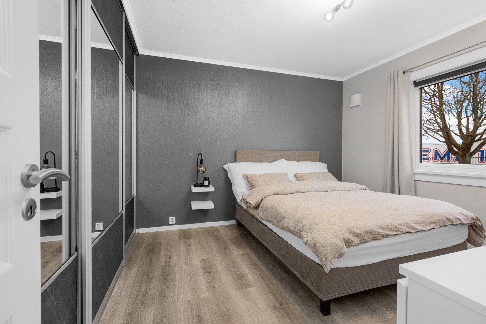 Soverom med garderobe Galleribilde