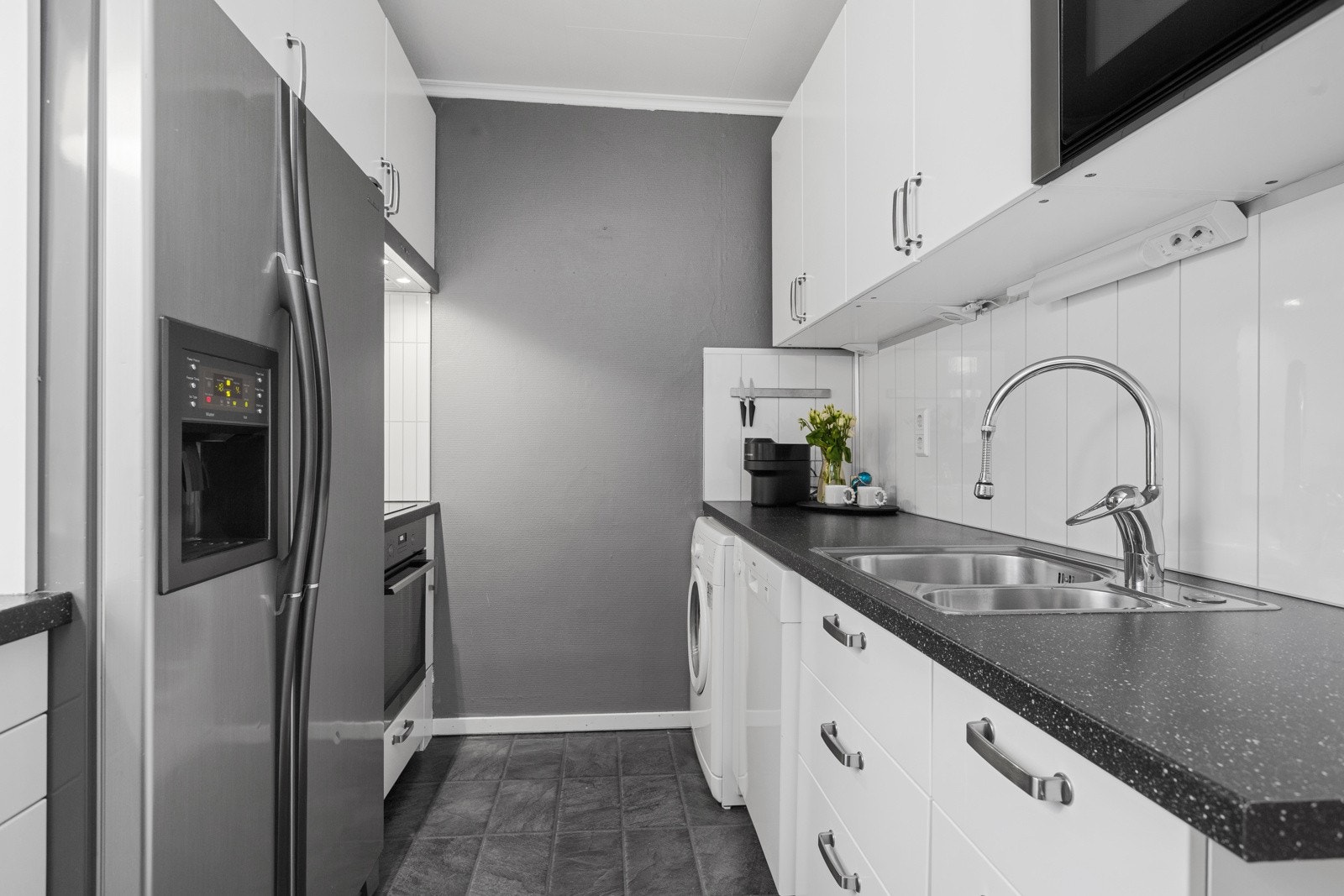 Kjøkken som har godt med skap- og benkeplass Galleribilde