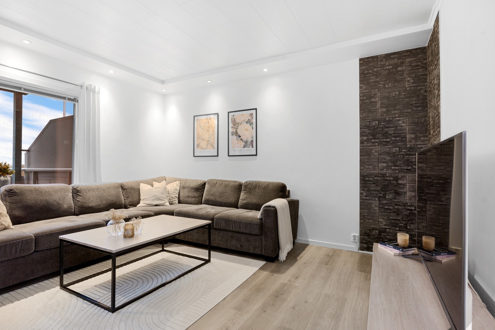 Det er lagt varmefolie i gulv i stue og gang Galleribilde