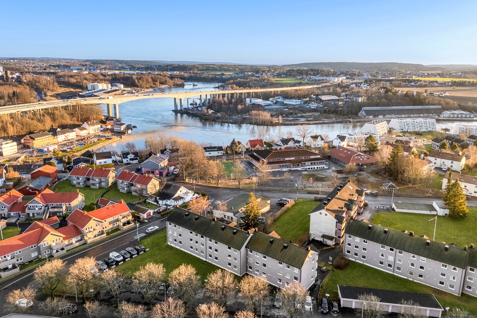 Dronefoto over nabolagetet har fliser på gulv og vegg Galleribilde