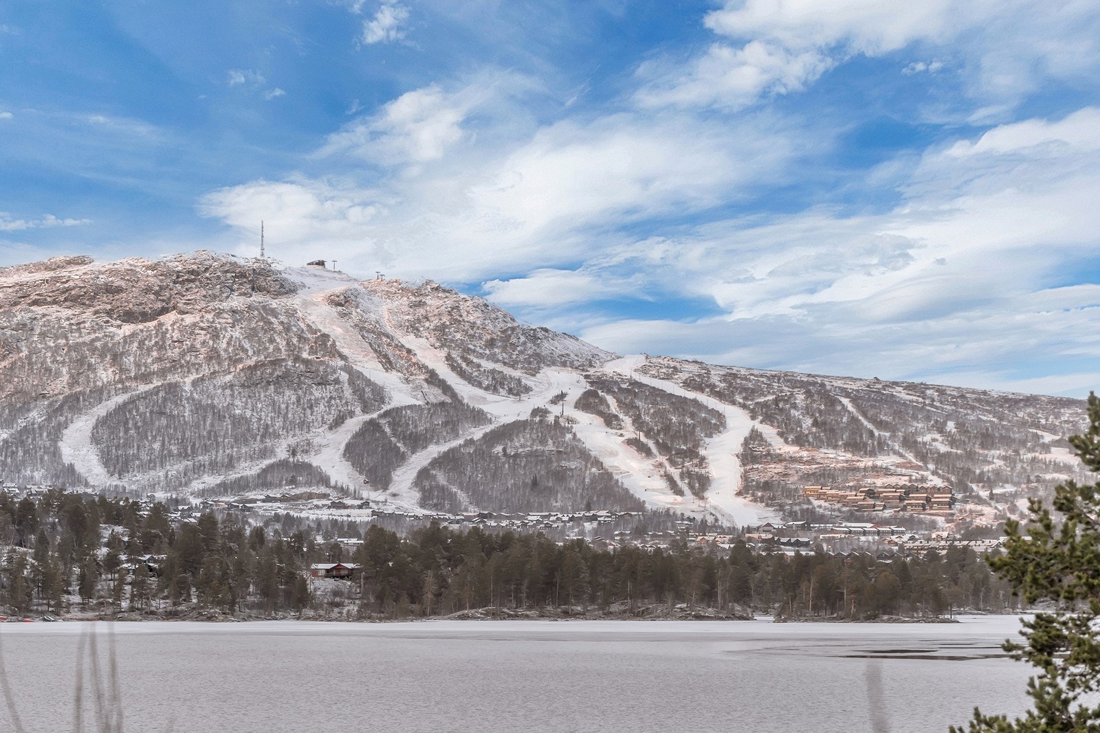 Hytta ligger i umiddelbar nærhet til alpinsenter og oppkjørte langrennsløyper Galleribilde