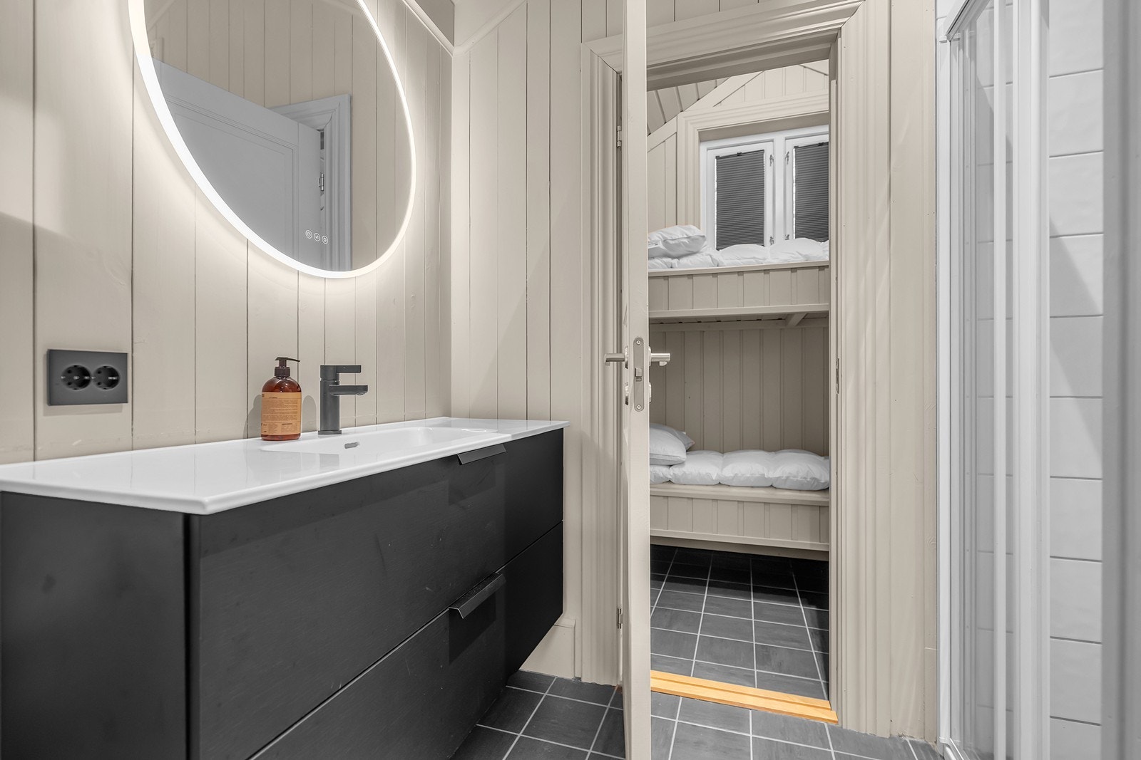 Bad m/dusj i anneks Galleribilde