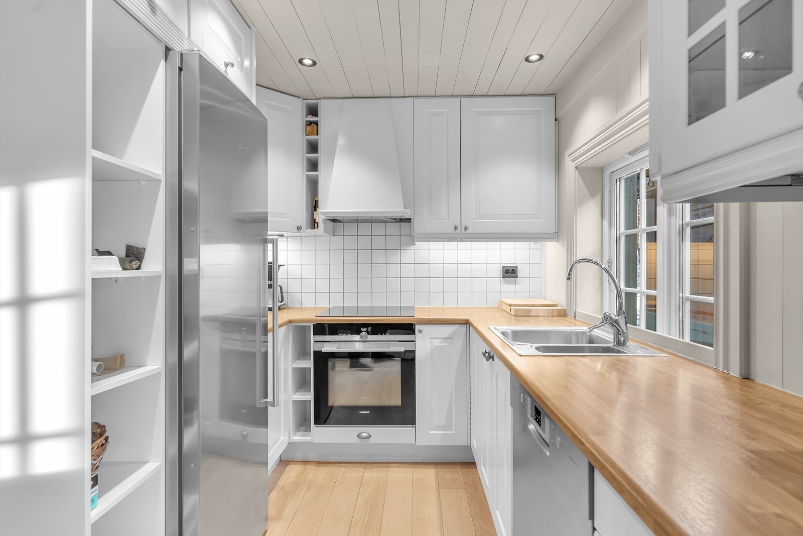 Kjøkken med integrert komfyr og platetopp Galleribilde