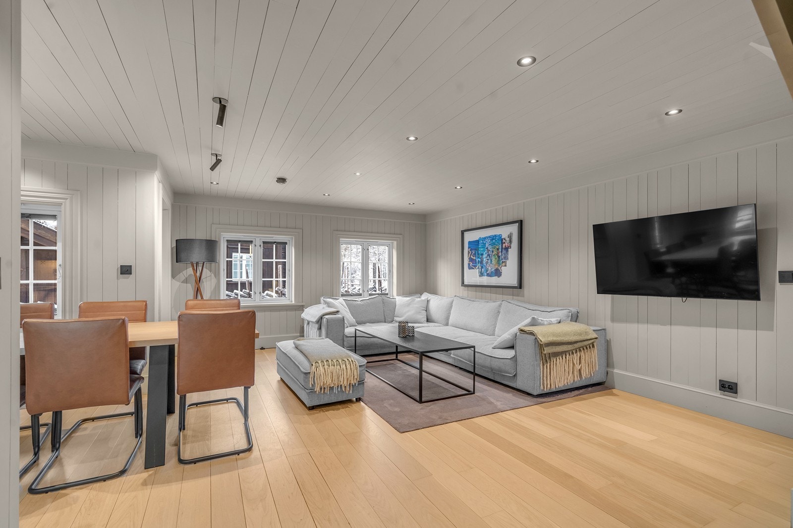 I stua er det god plass til både spisebord og sofagruppe Galleribilde