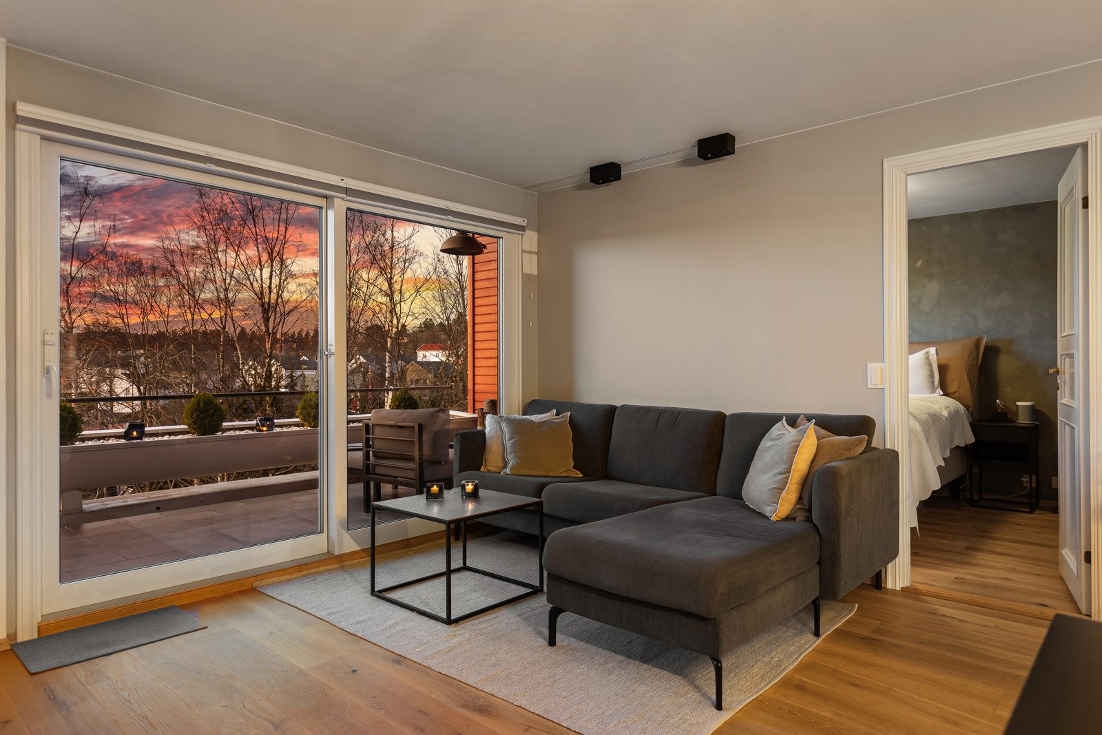 Store vindusflater slipper inn rikelig med naturlig lys samtidig som den ivaretar utsikten Galleribilde