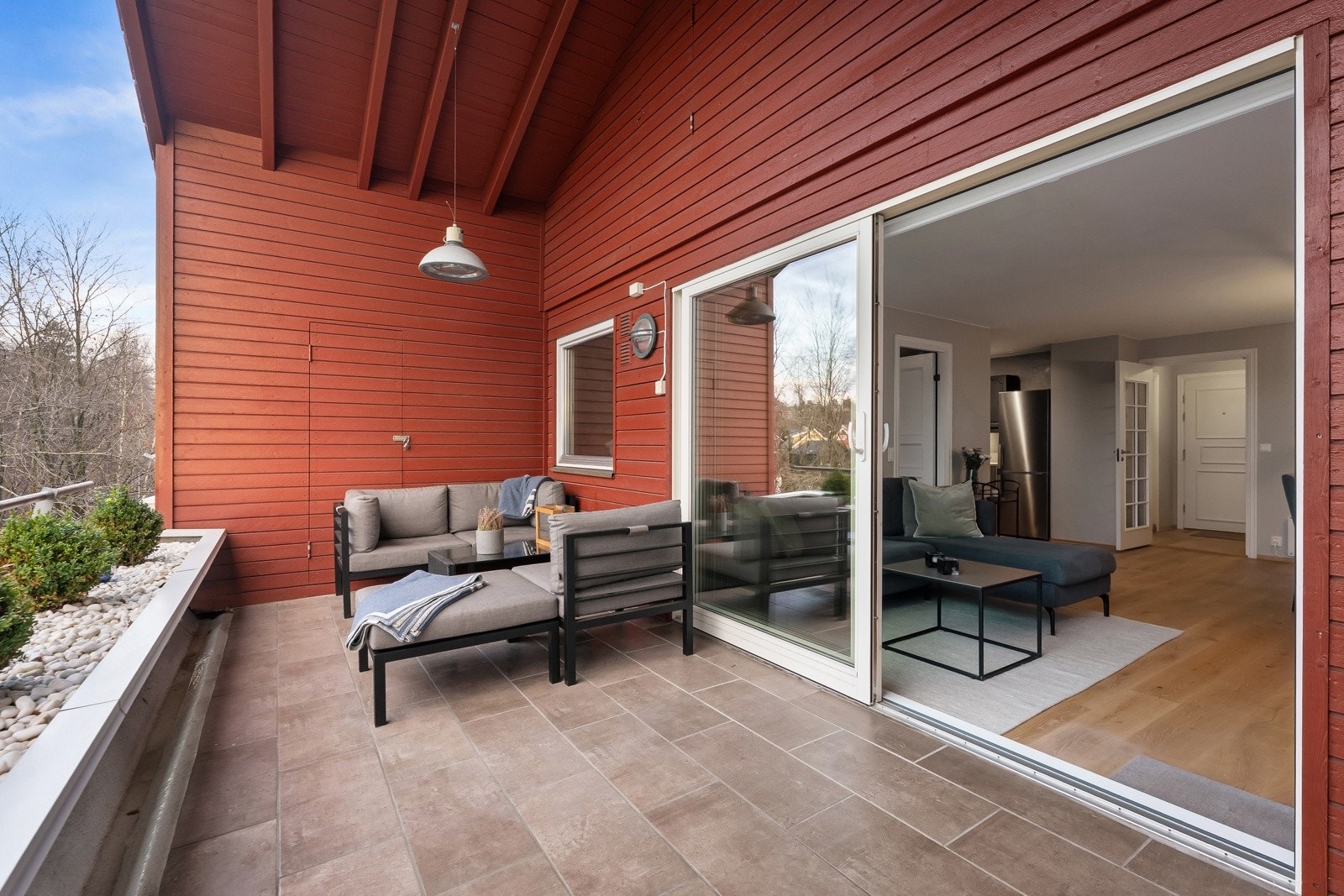 Terrassen gir gode solforhold til sent på kveld og har egen utebod for oppbevaring av diverse utstyr Galleribilde