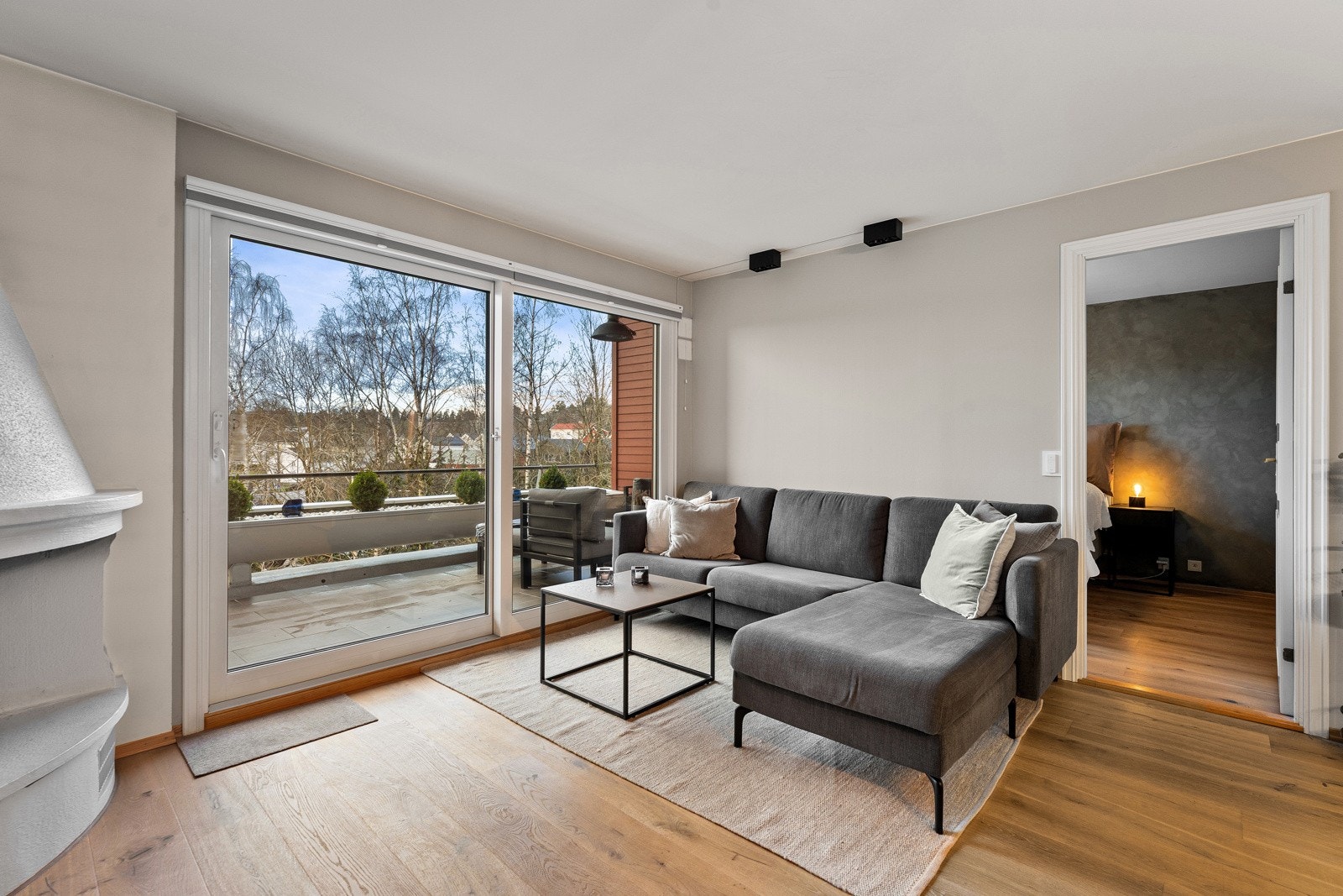 Stuen er i likhet med resten av boligen malt i lyse farger Galleribilde