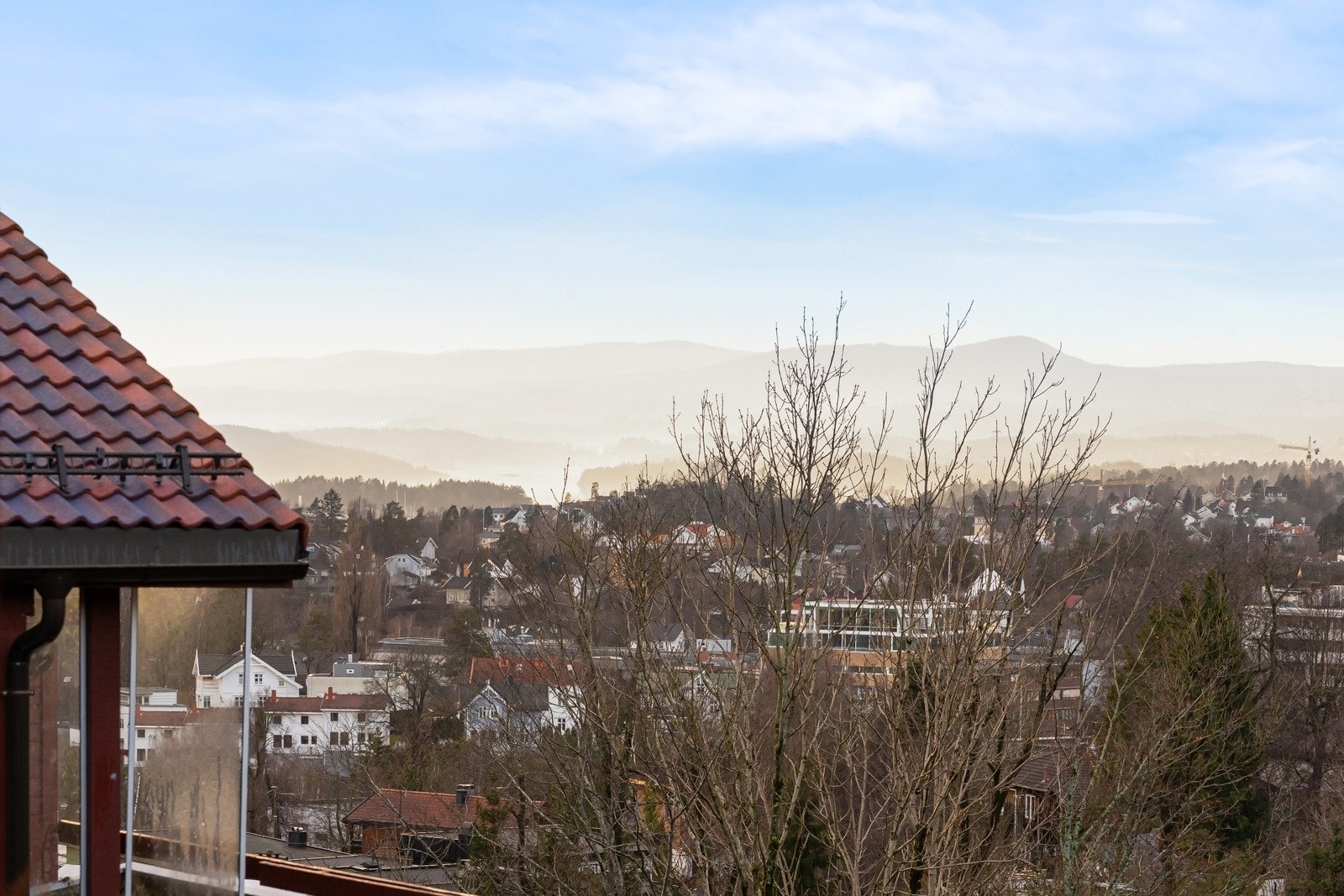 Vakker utsikt over nærområdet mot fjorden Galleribilde