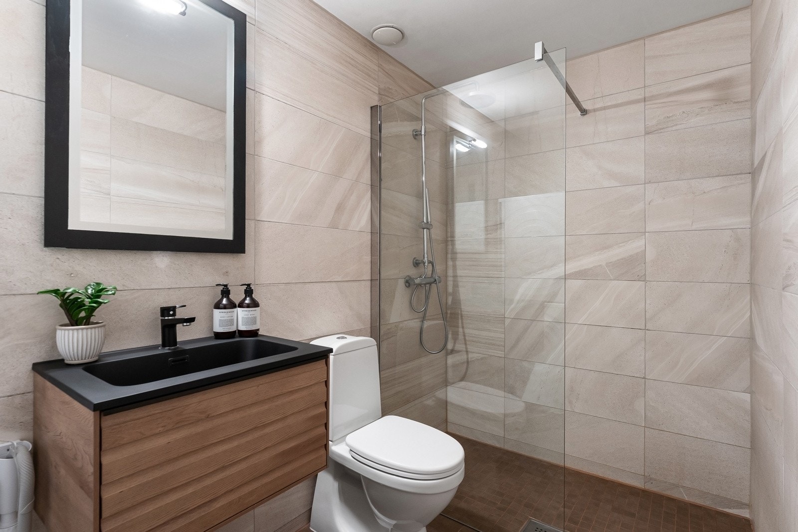 Pent bad med flislagte overflater, downlights i himling og varme i gulv Galleribilde