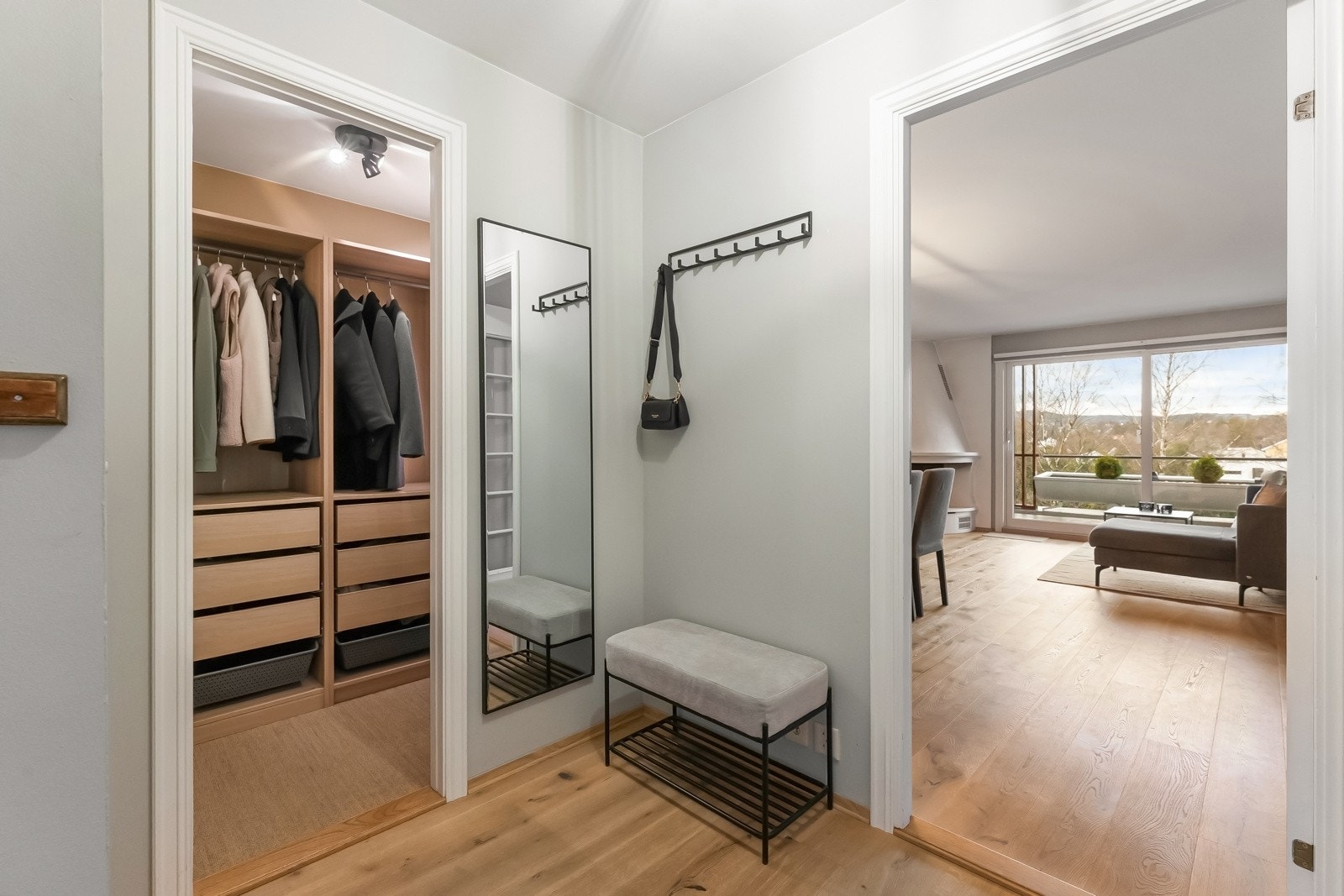 I entréen er det adkomst til garderoberom på ca. 3 kvm innredet med fine skap- og hylleløsninger Galleribilde