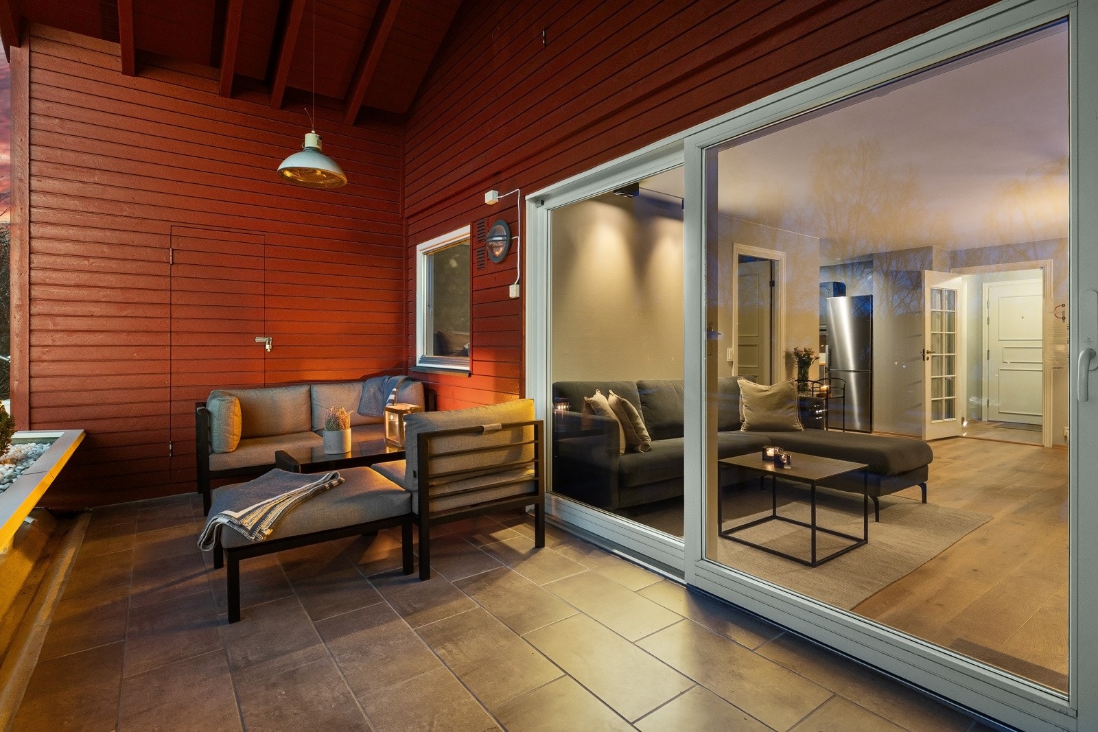 Fra stuen er det direkte utgang til en stor terrasse, som blir en herlig forlengelse av stuen i sommerhalvåret Galleribilde