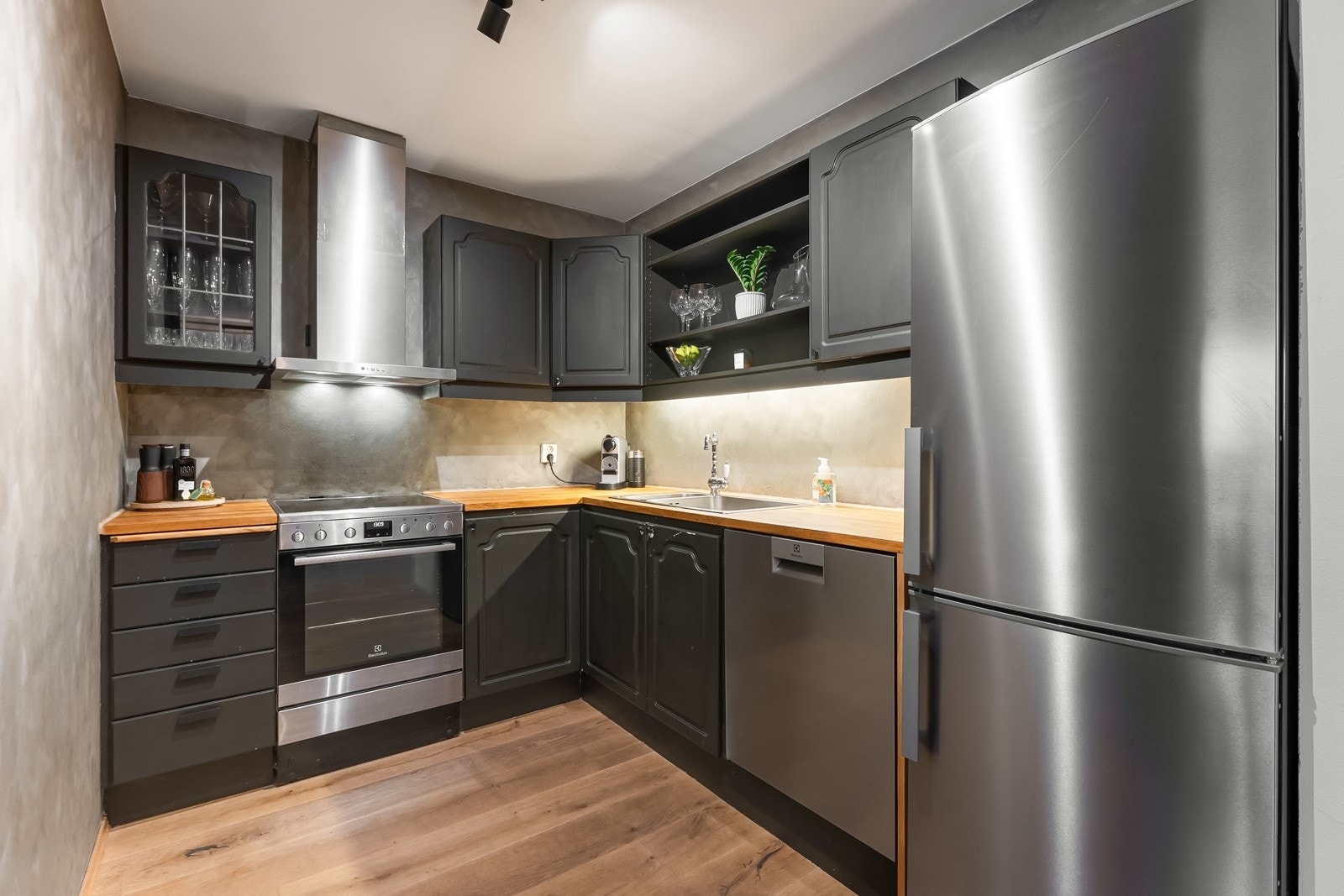 Delikat kjøkken oppgradert i 2018 med ny benkeplate av heltre eik, og kum i rustfritt stål Galleribilde