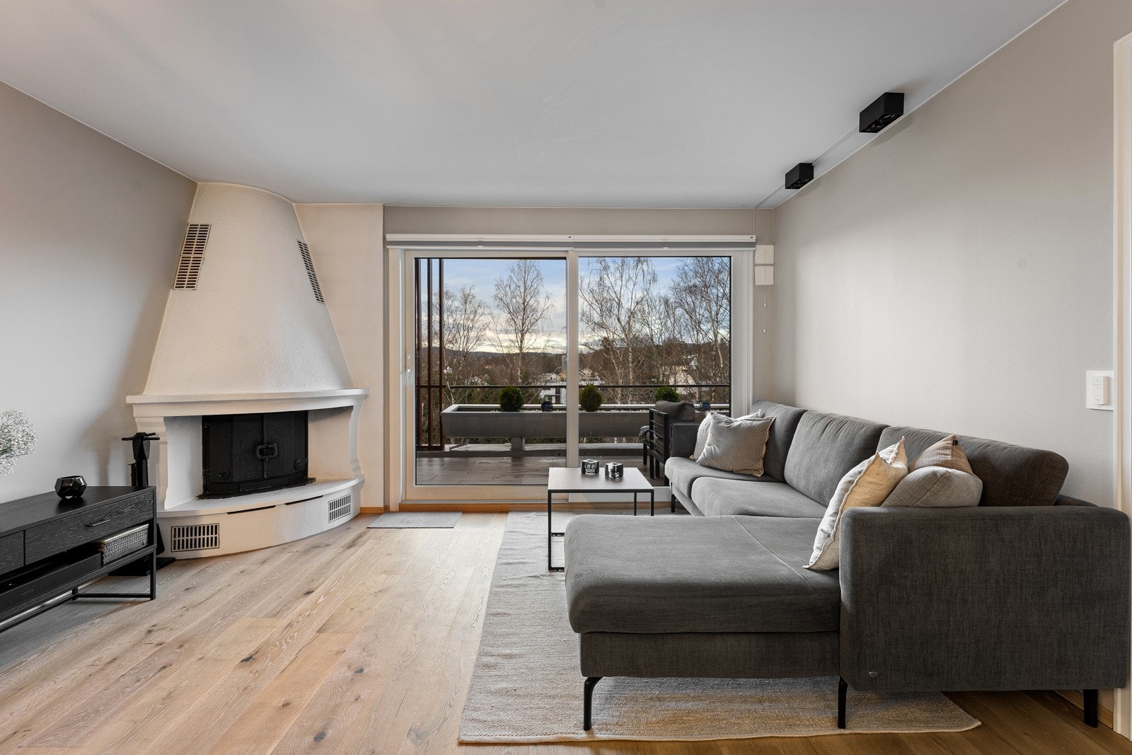 Her er det god plass til både spisegruppe og sofaløsning Galleribilde