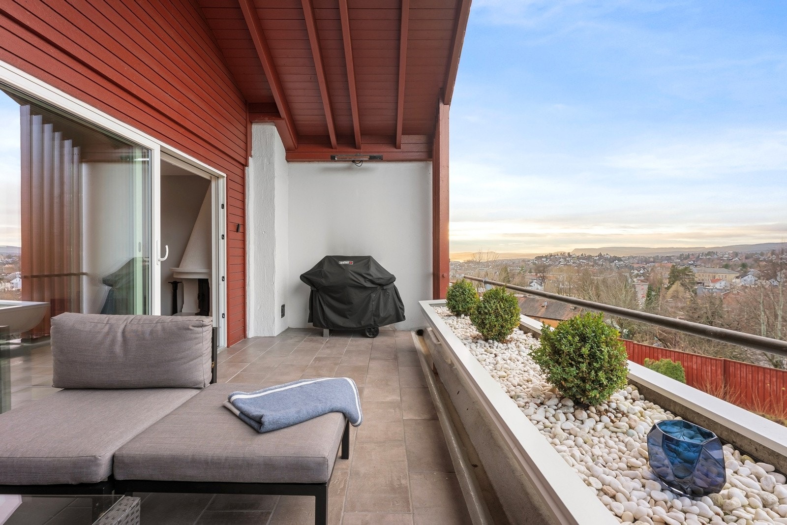 Her er det ekstra god takhøyde og er innredet med flere varmelamper Galleribilde