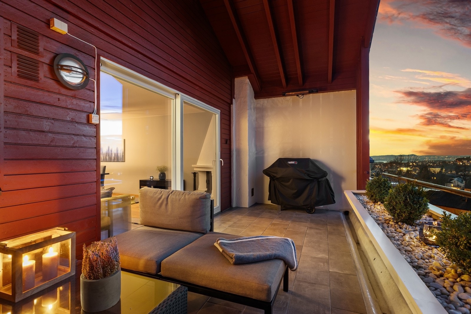 Terrassen er på rundt 14 kvm og har god plass til utemøblement og grill Galleribilde