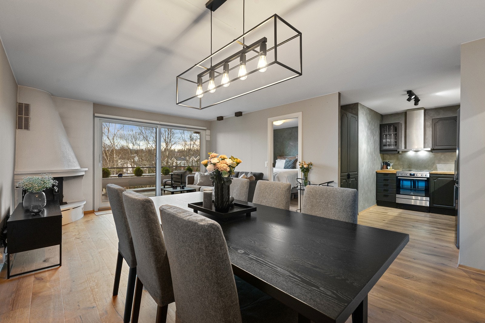 Stue og kjøkken ligger i en praktisk åpen løsning med mange møbleringsmuligheter Galleribilde