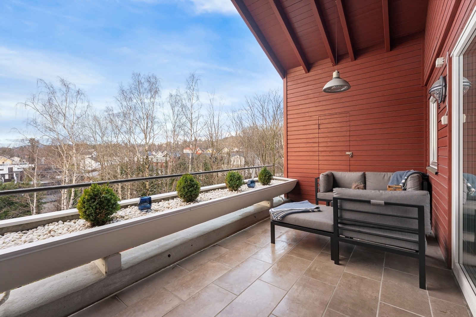 løpet av 2018-2019 ble det lagt nye fliser på terrassegulv og montert utvendig støpsel og lys Galleribilde