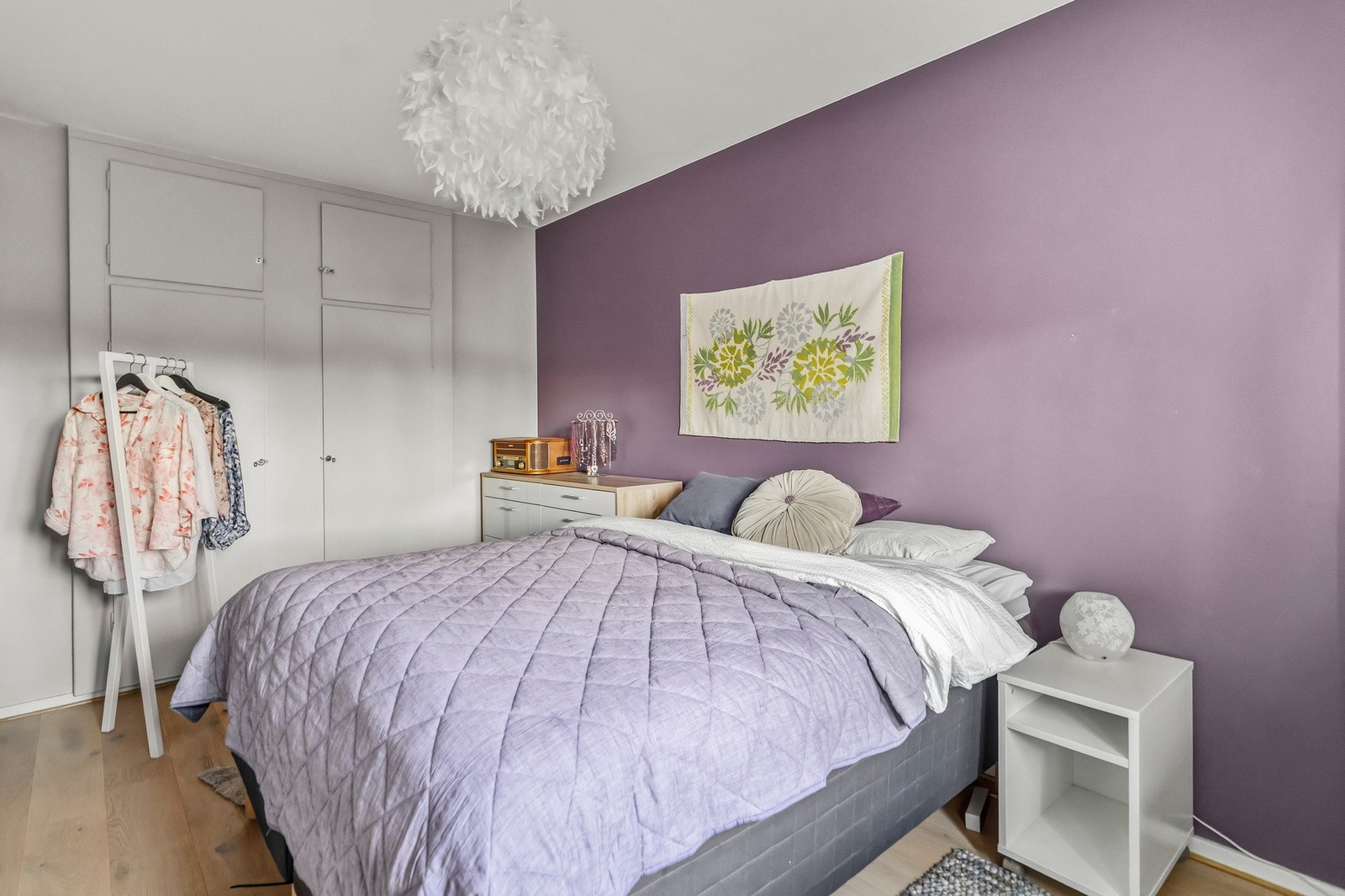 Soverommet har god plass til dobbeltseng, nattbord og kommode. Stor garderobe langs den ene veggen. Galleribilde