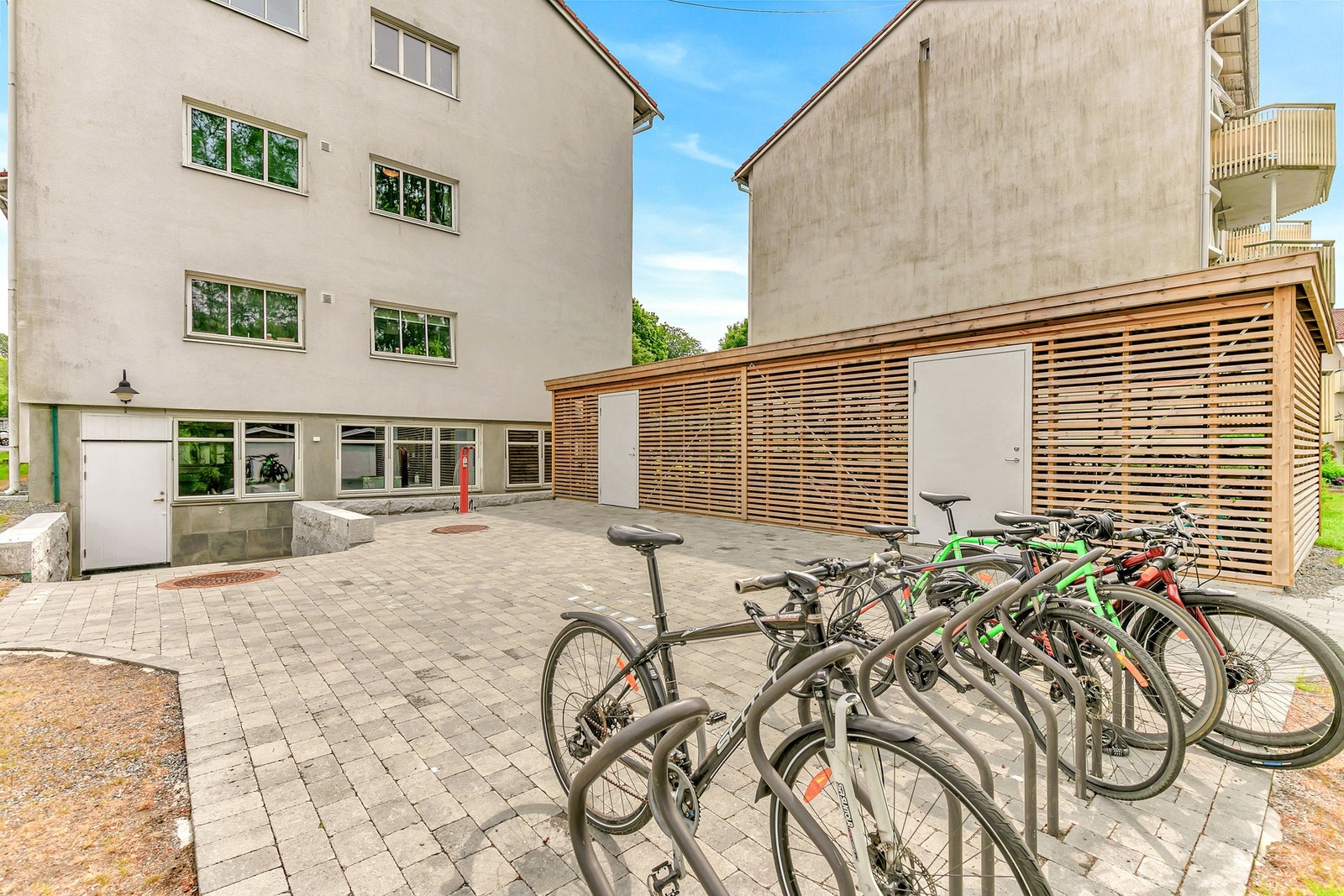 Sykkelparkering på borettslagets tomt. Galleribilde