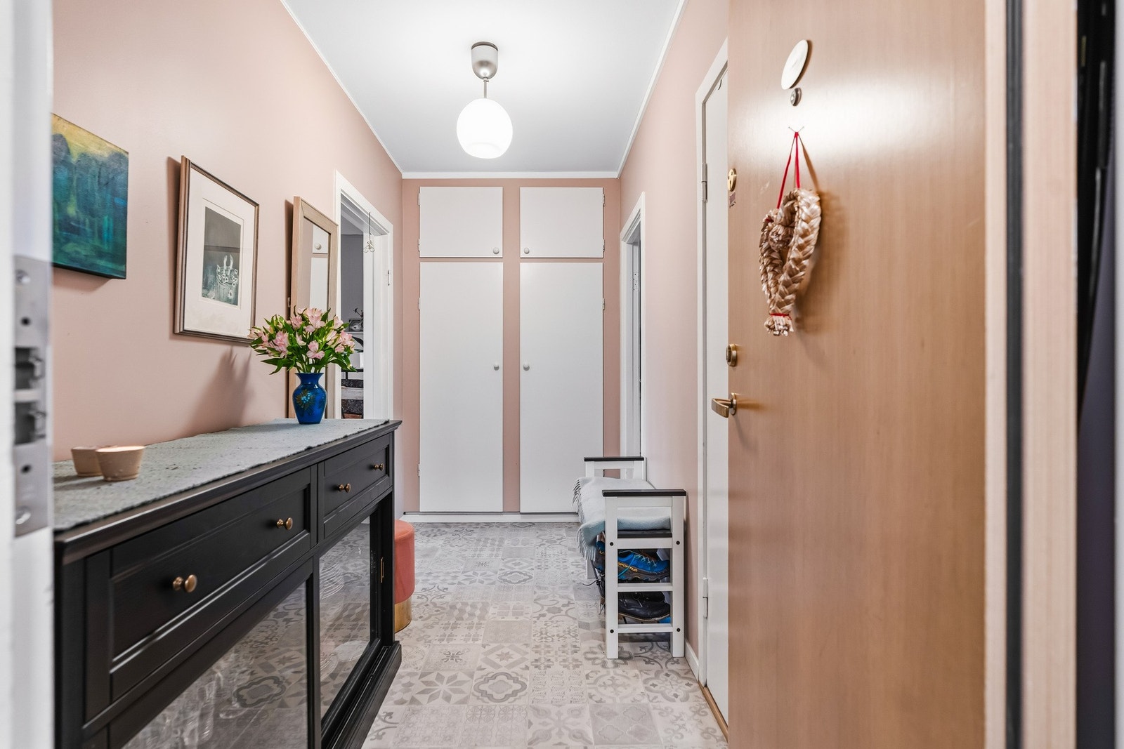 Entré.
Det er også 14 kvm bodplass fordelt på kjeller og loft, samt felles sykkelrom m.m. Galleribilde