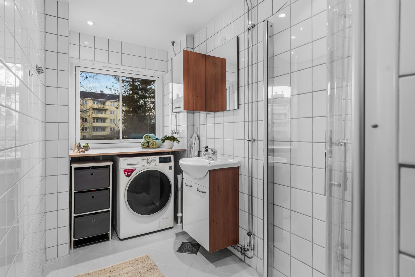 Flislagt bad med downlights i himling, gulvvarme og opplegg for vaskemaskin. Galleribilde