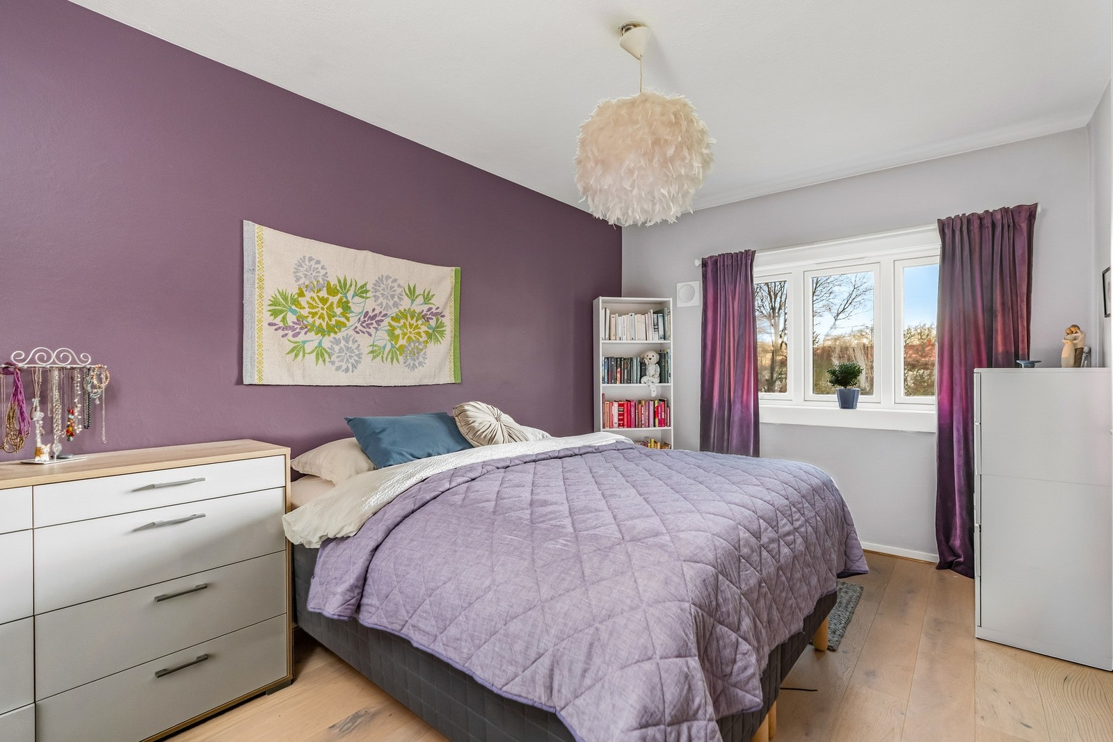 Soverommet har vindu som vender mot vest. Galleribilde