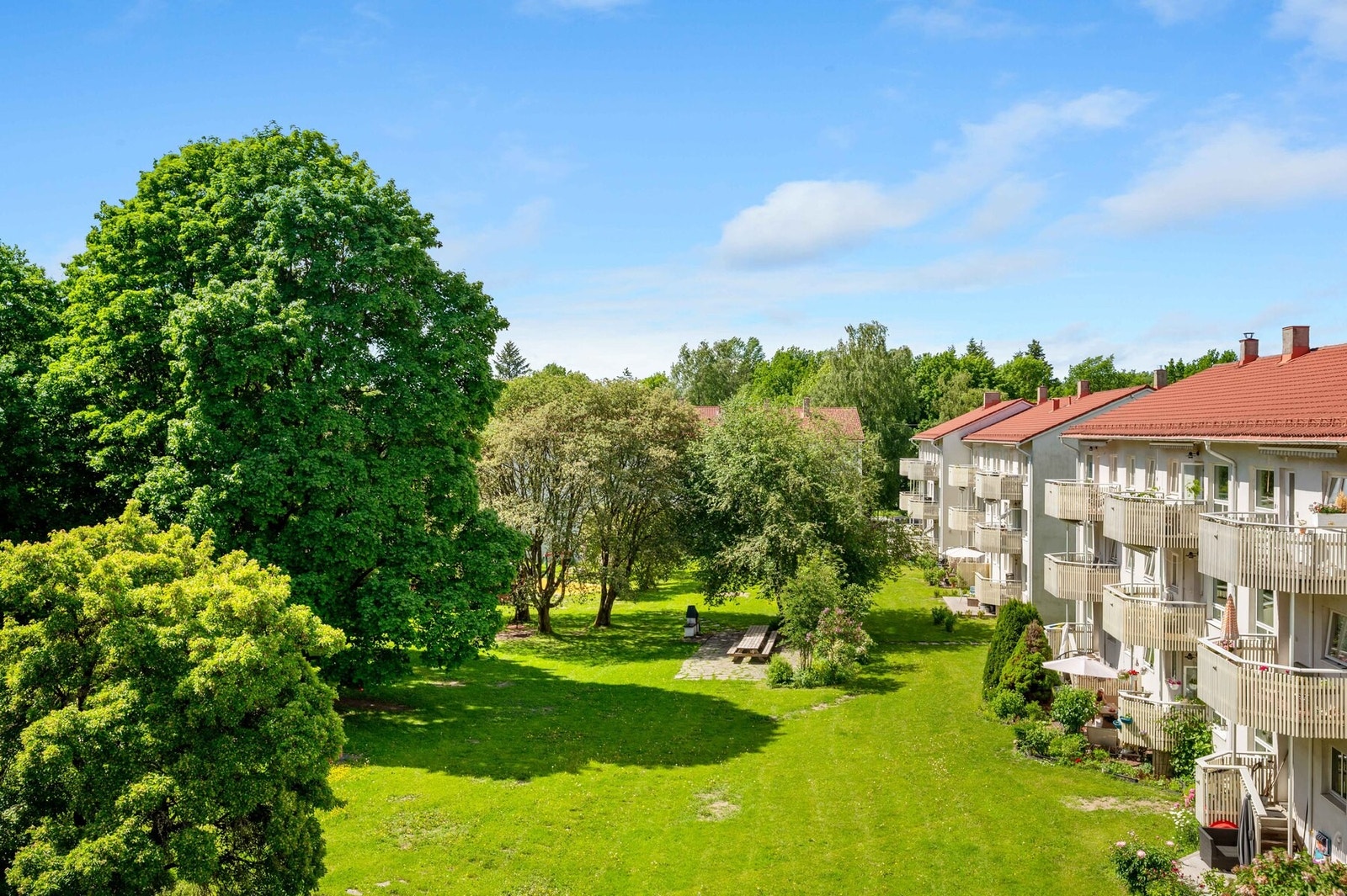 Nydelig utsyn fra balkongen og stuen på sommerstid. Galleribilde