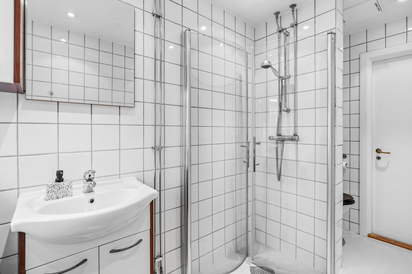 Skapinnredning med nedfelt servant. Over servant er det vegghengt speil. Galleribilde