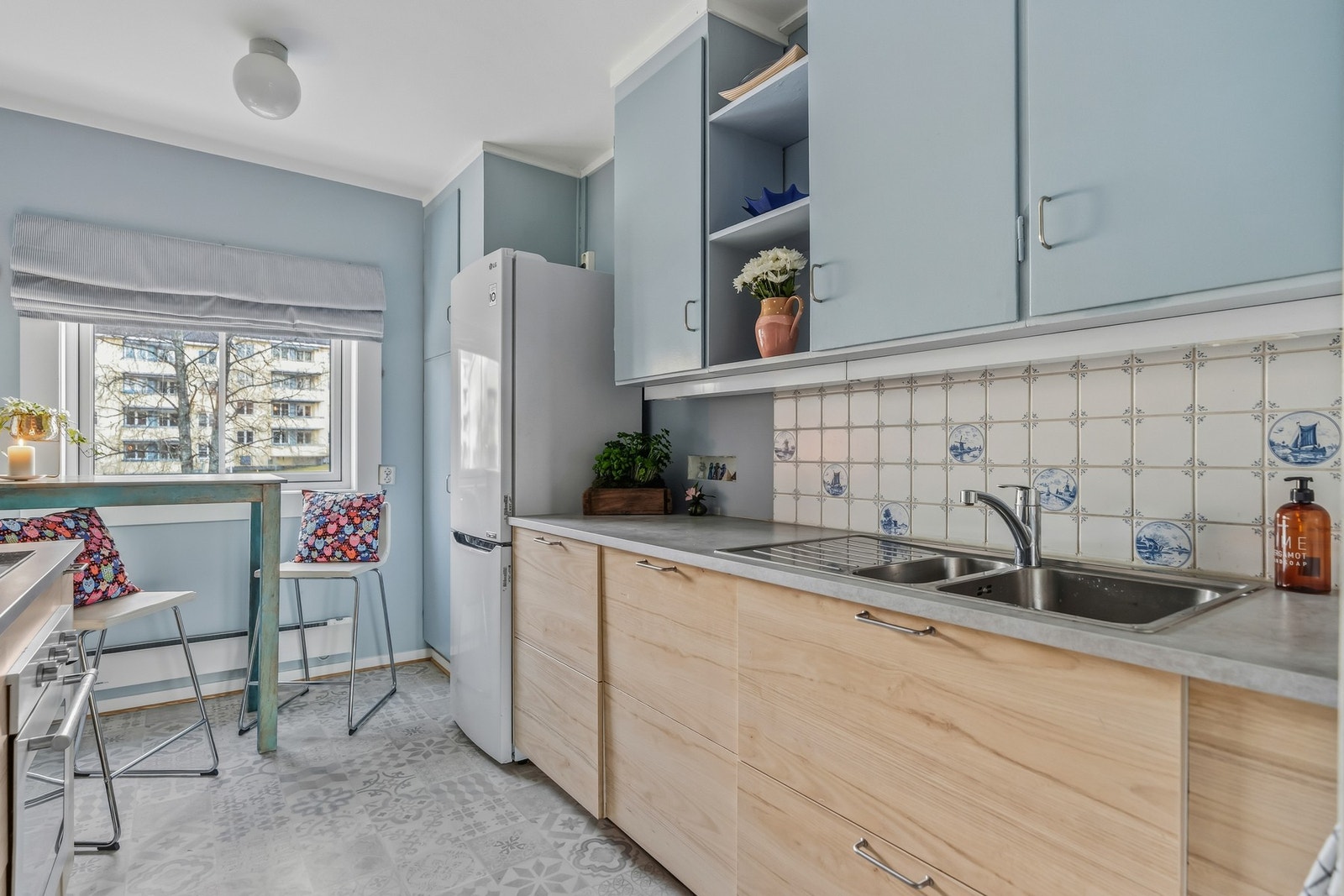 Kjøkkenet har også naturlig lysinnslipp fra vindu og sosial løsning med spiseplass. Galleribilde