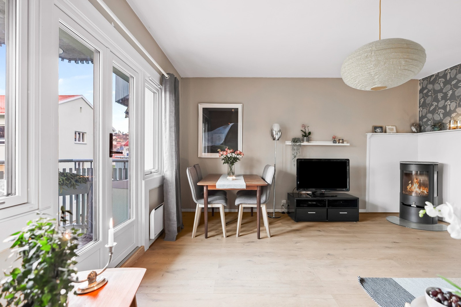 Rommene i boligen har luftig takhøyde. Galleribilde