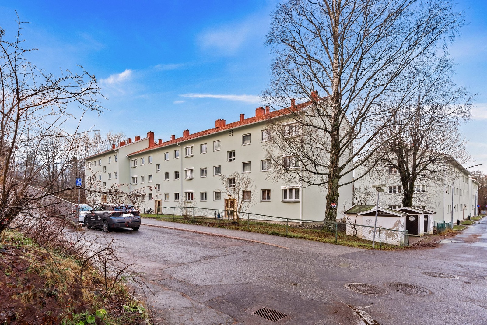 Borettslaget har gjennomført omfattende rehab. i 2024/25 med omtekking av tak, utbedring av fasade, skifte av alle vinduer/dører, etablert ventilasjonsventiler, m.m. Galleribilde