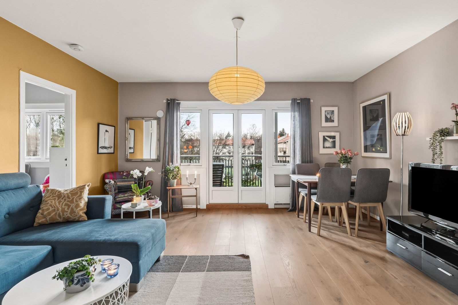 Romslig stue med god plass til spisegruppe og salong. Vinduer og balkongdør mot vest med glassfelt gir godt med naturlig lys. Galleribilde