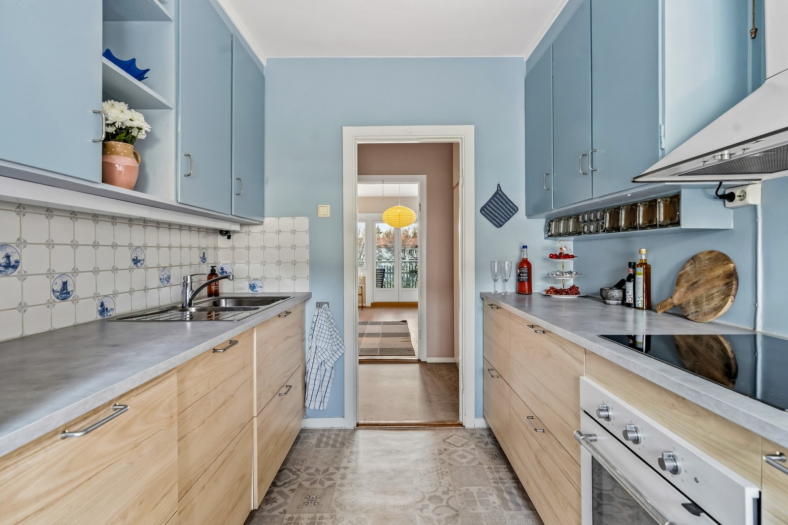 Kjøkkenet er delvis pusset opp. Benkeplate, underskap og hvitevarer er fra 2018 og levert av IKEA. Galleribilde