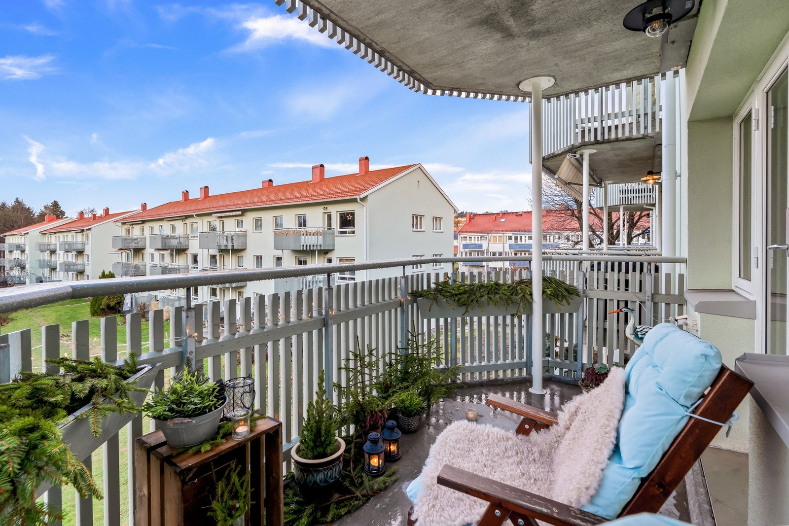 God plass til utegruppe og grill. Det er fint utsyn over borettslagets flotte hageareal og sol til ca kl 2130 på sommerstid. Galleribilde