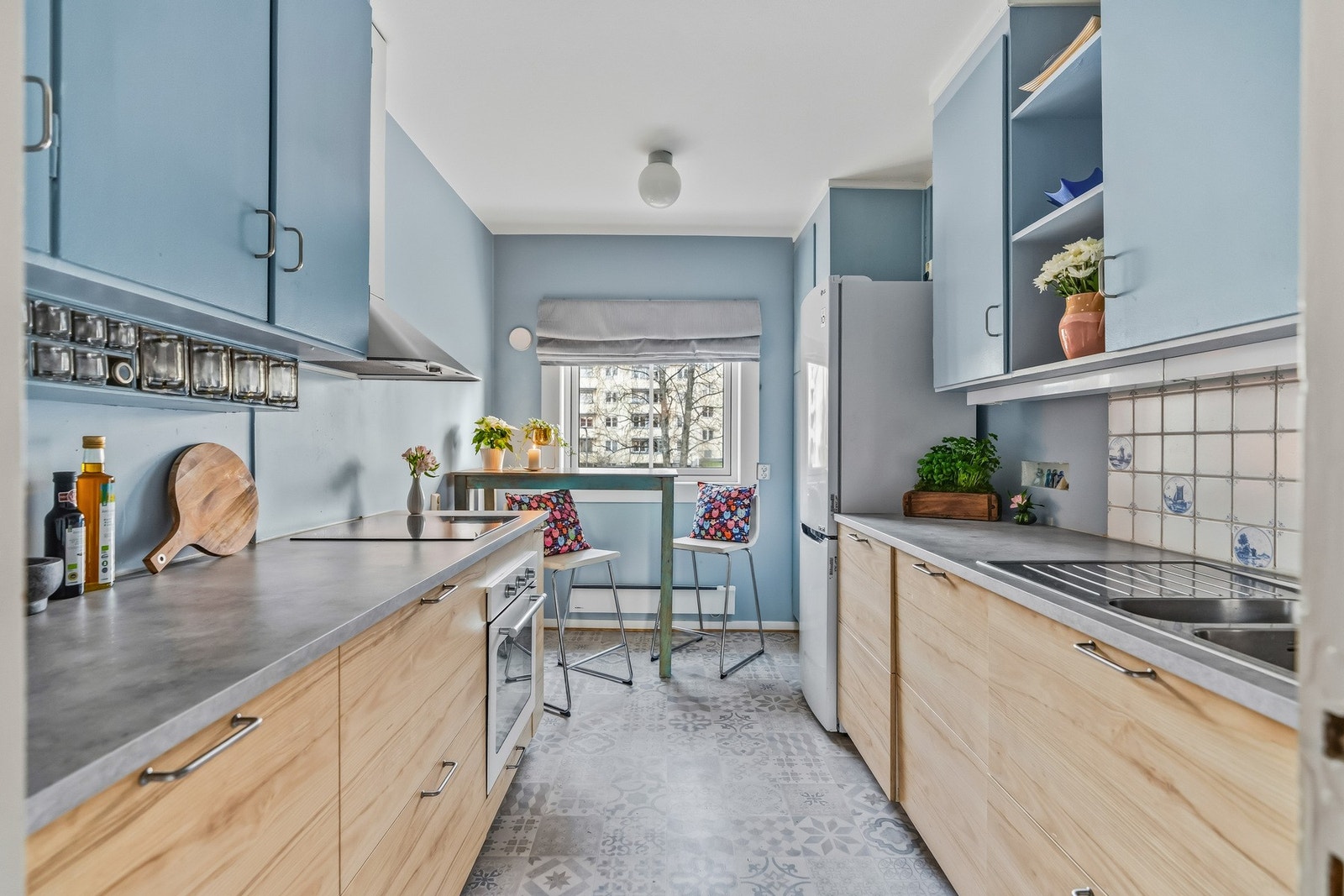 Romslig kjøkken i separat rom og godt med skapplass. Galleribilde