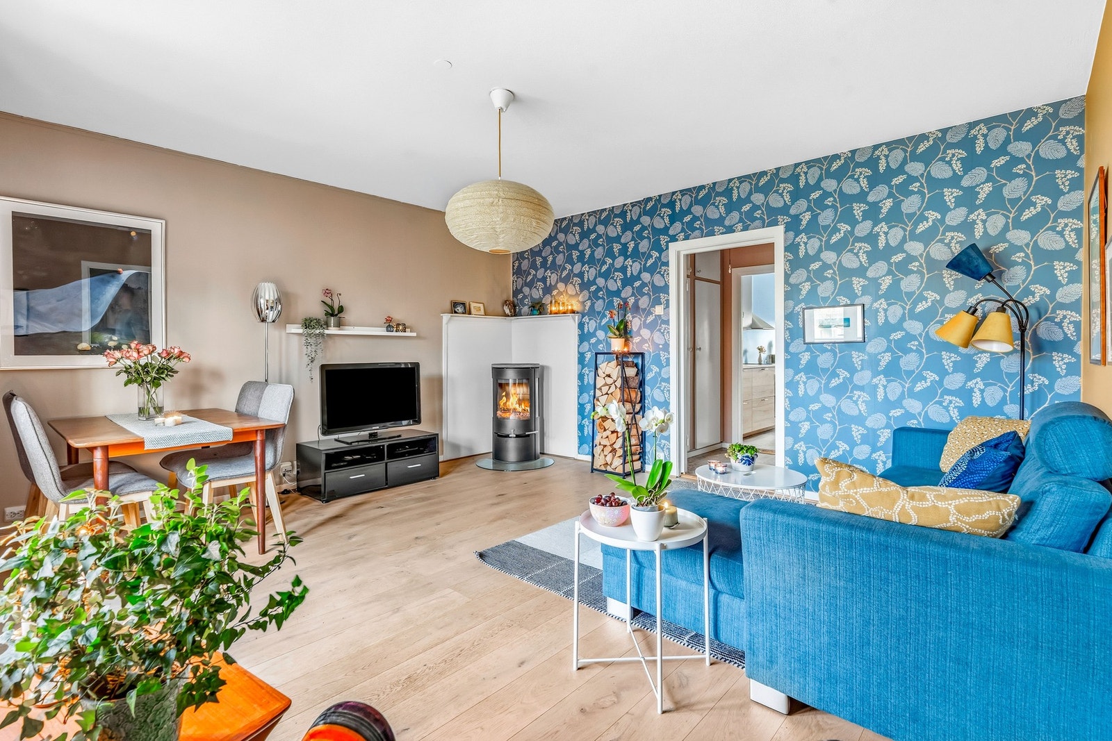 Peisovnen i stuen gir god oppvarming på kalde dager. Pipeløpene er rehabiliterte i regi av borettslaget. Galleribilde