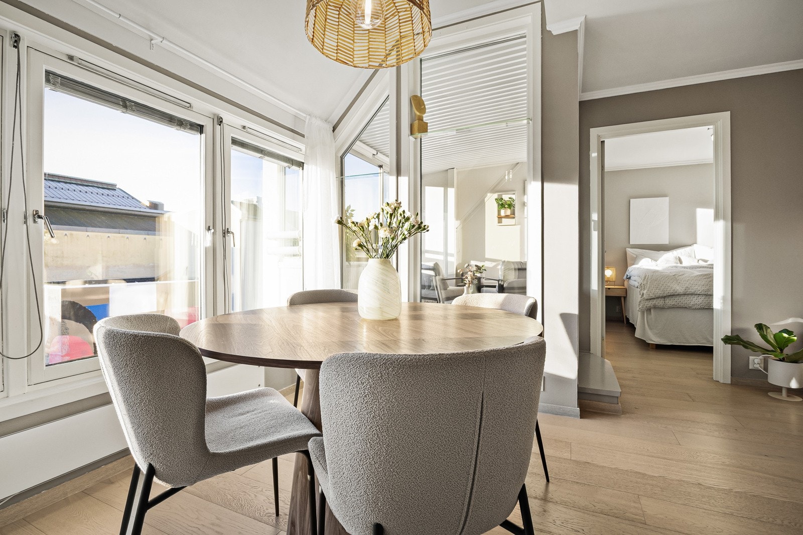 Plass til spiserbord og sofakrok i egne soner. Galleribilde