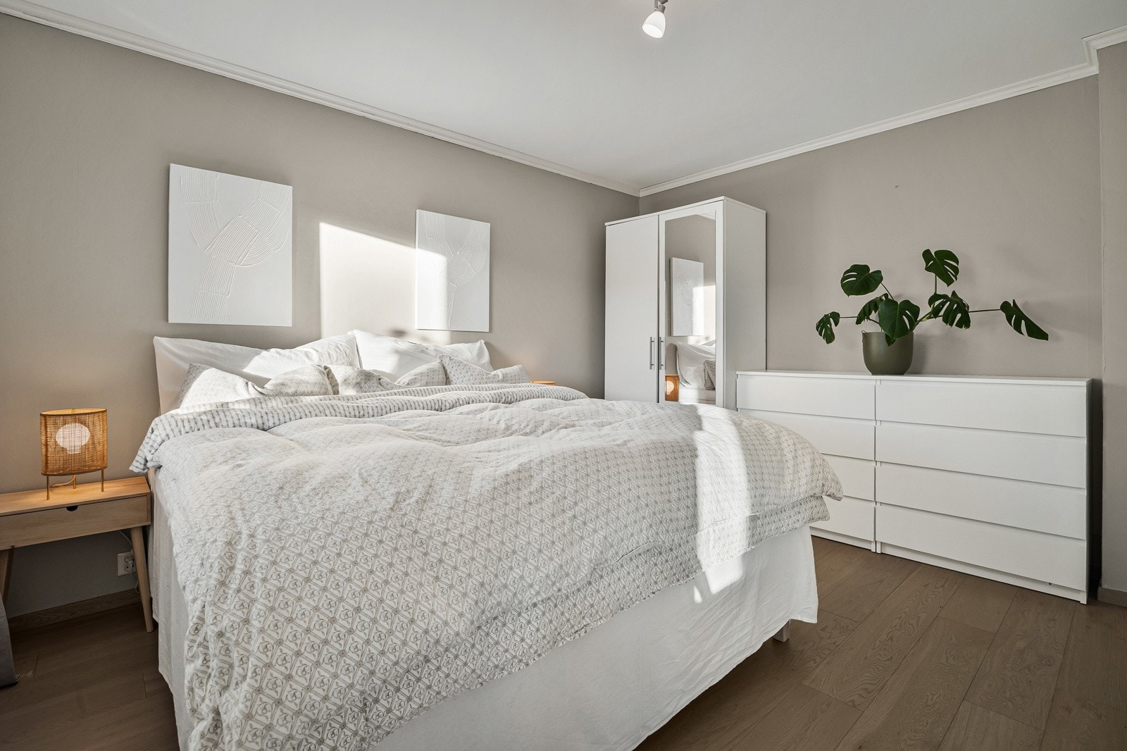 God plass til eventuelt garderobeskap. Galleribilde