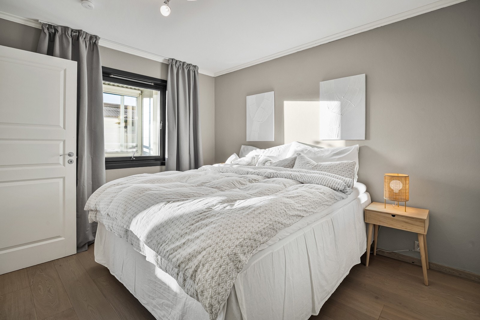 Lunt og romslig soverom med god plass til dobbeltseng. Galleribilde