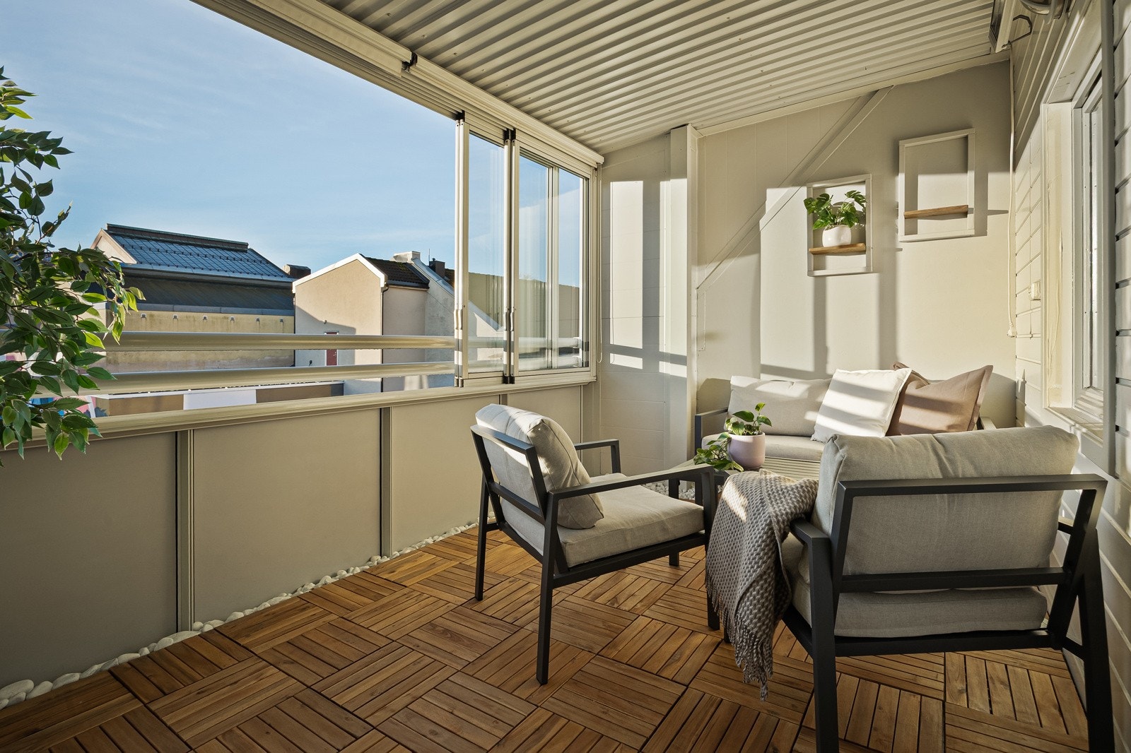 Balkongen er på ca 11 kvm med skybare glassfelt. Galleribilde