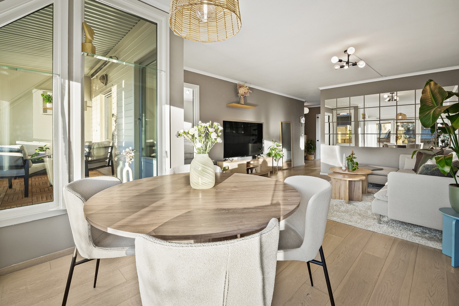 Flott stue i lune, nøytrale farger og enstavs parkett på gulv. Galleribilde