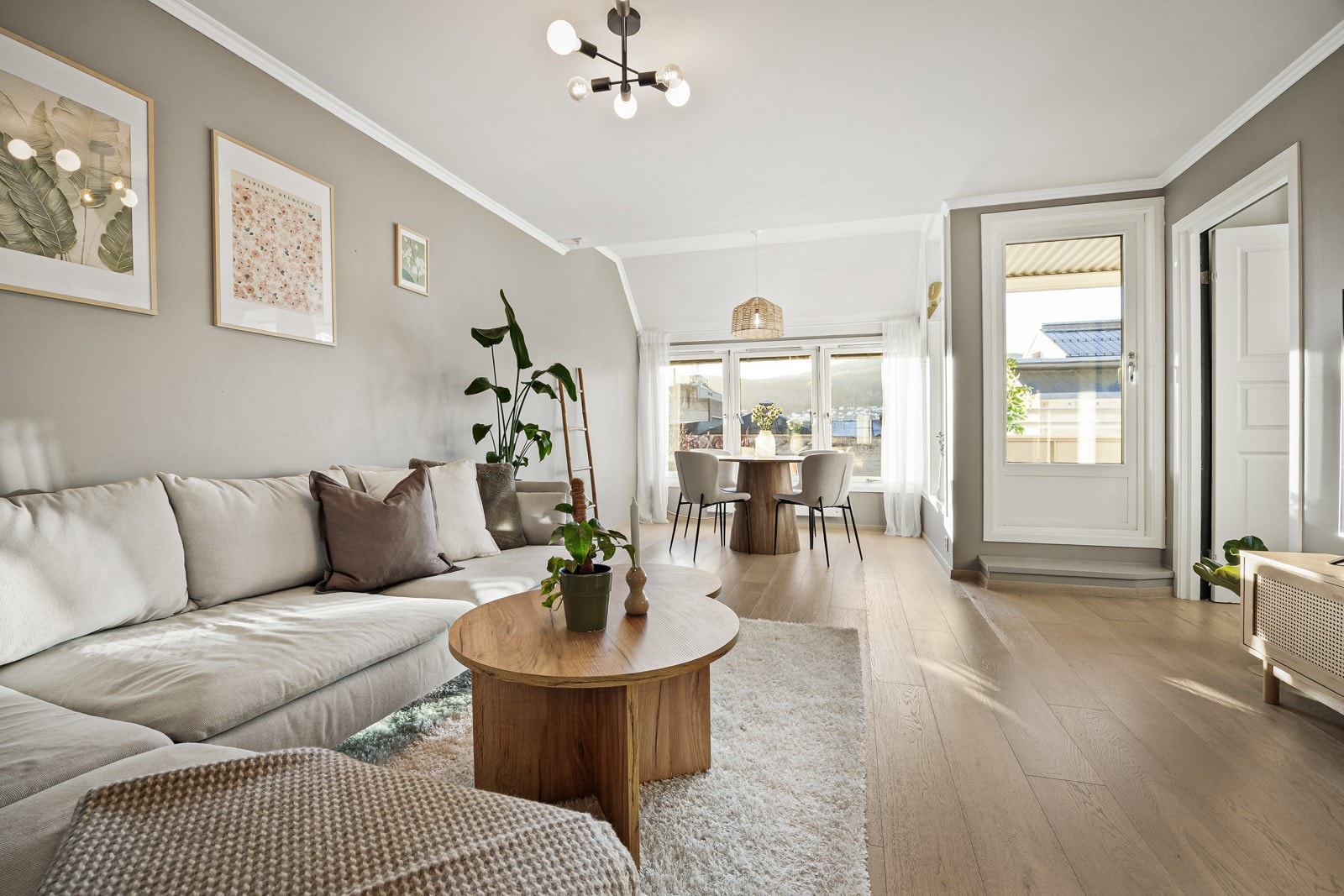 Lys og romslig leilighet med moderne fargevalg. Galleribilde