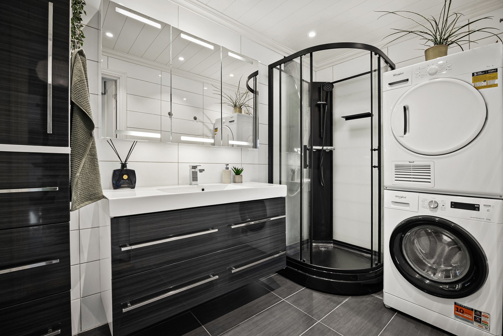 Pent, flislagt baderom med varmekabler i gulvet og downlightsbelysning i taket. Opplegg for vask/tørk. Galleribilde