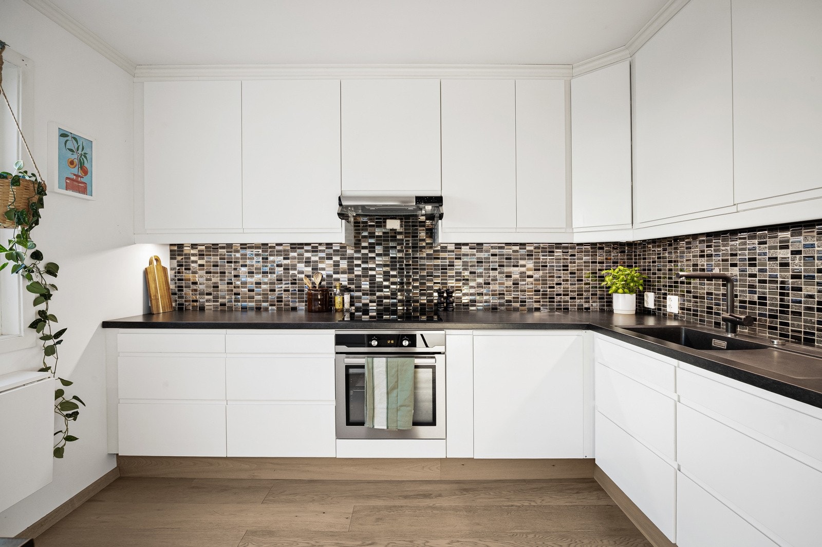 Kjøkkenet ligger i et eget rom med adkomst fra gangen. Komplett utstyrt med integrerte hvitevarer. Galleribilde