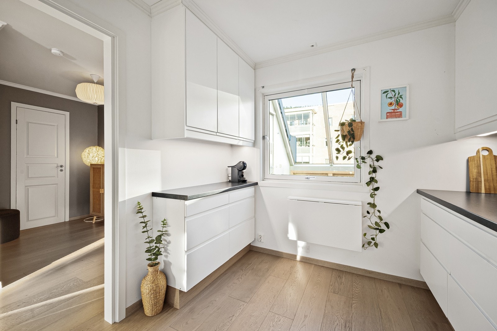 Moderne, glatt innredning med takhøye skap. Galleribilde