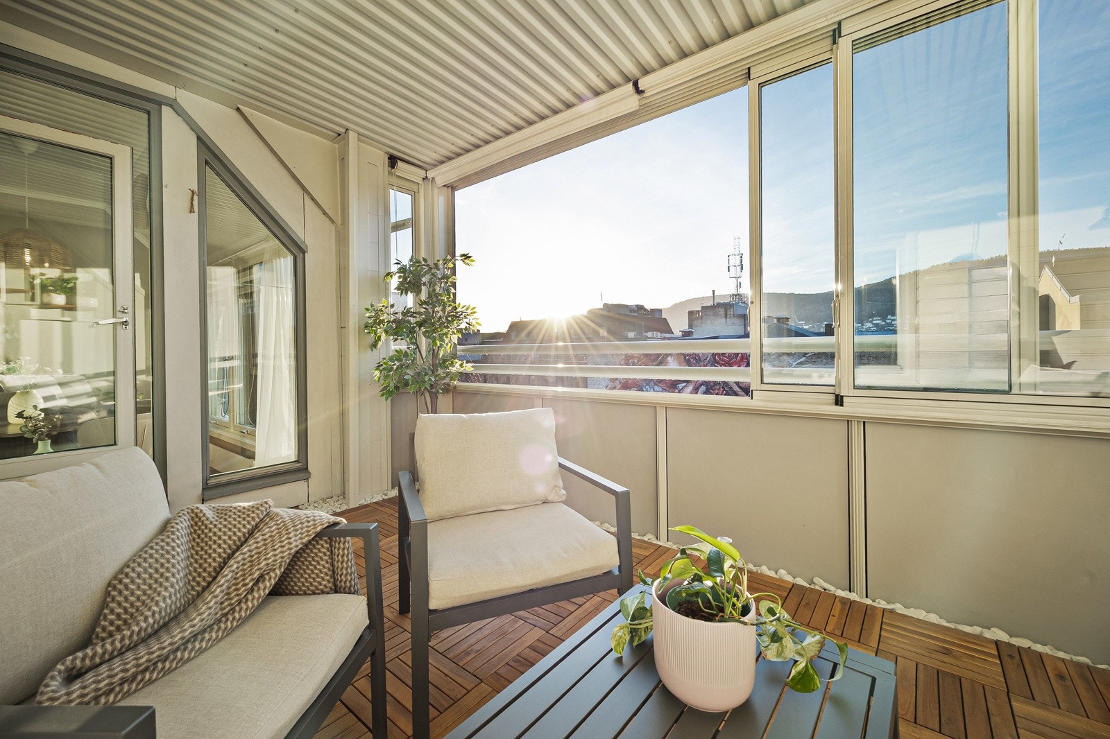 Supersentralt beliggende 2-roms med innglasset balkong vendt mot solrike sydvest. Galleribilde