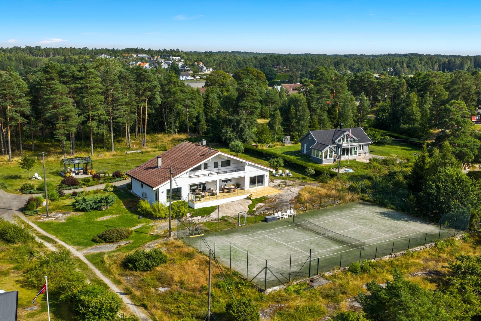 Privat tennisbane med kunstgress og gjerde oppgradert i 2021. Galleribilde