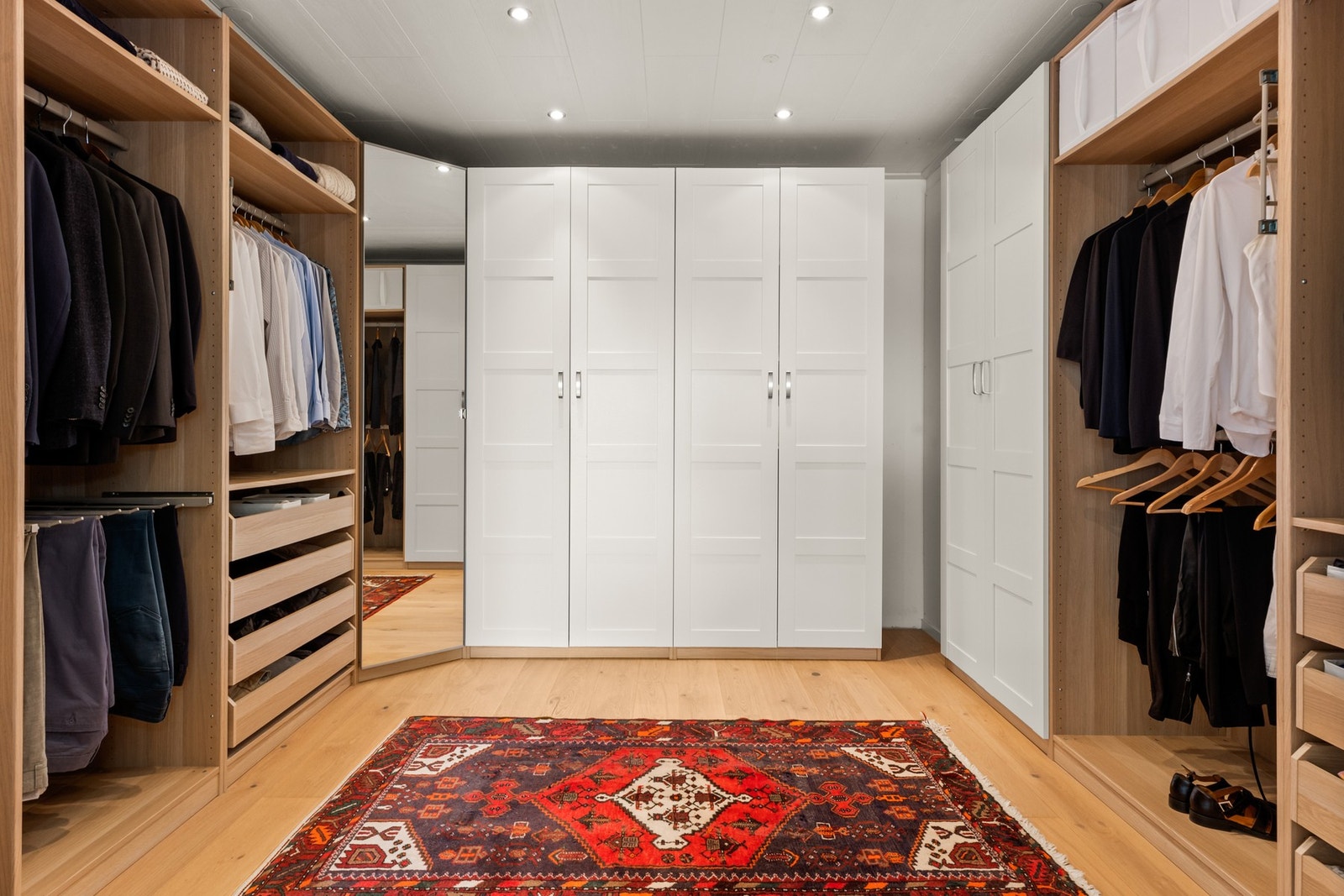 Stort walk-in-closet tilknyttet soverommet. Galleribilde