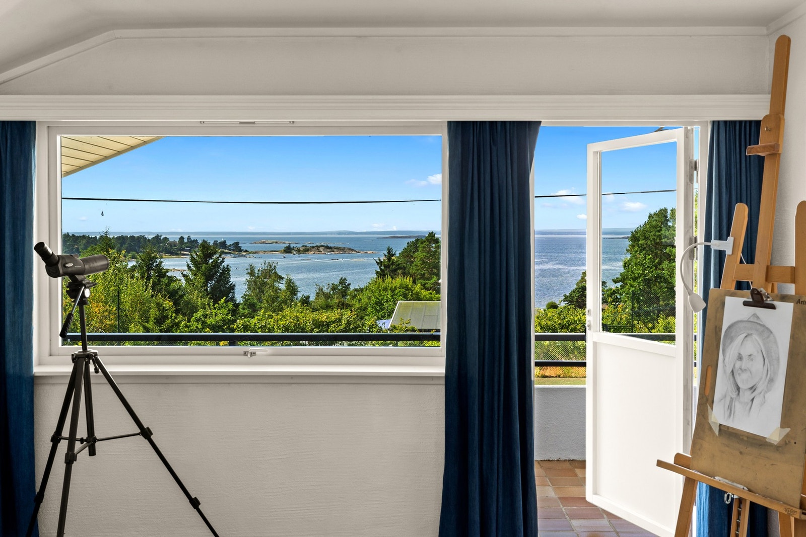 Panoramautsikt over Oslofjorden fra både soverommet og kontoret i andre etasje. Galleribilde