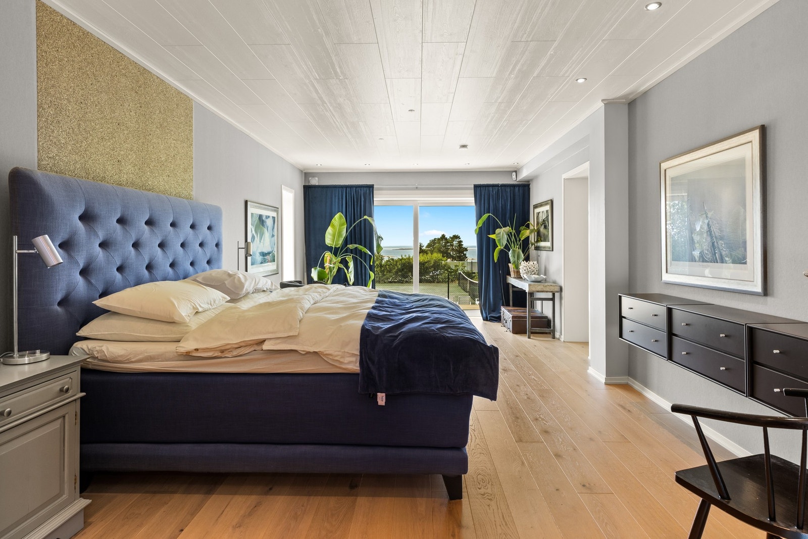 Master bedroom med utgangsdør direkte til den store terrassen. Galleribilde